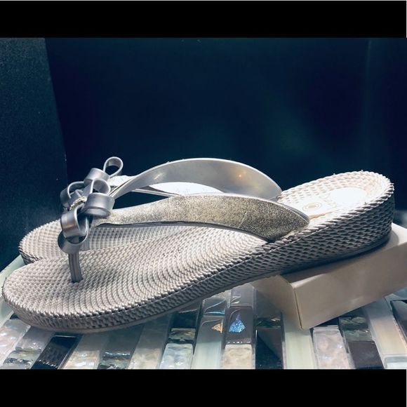 😘 Women’s Silver flip flops w/ bows size 8 1/2 | some wear refer to pics - Picture 8 of 11